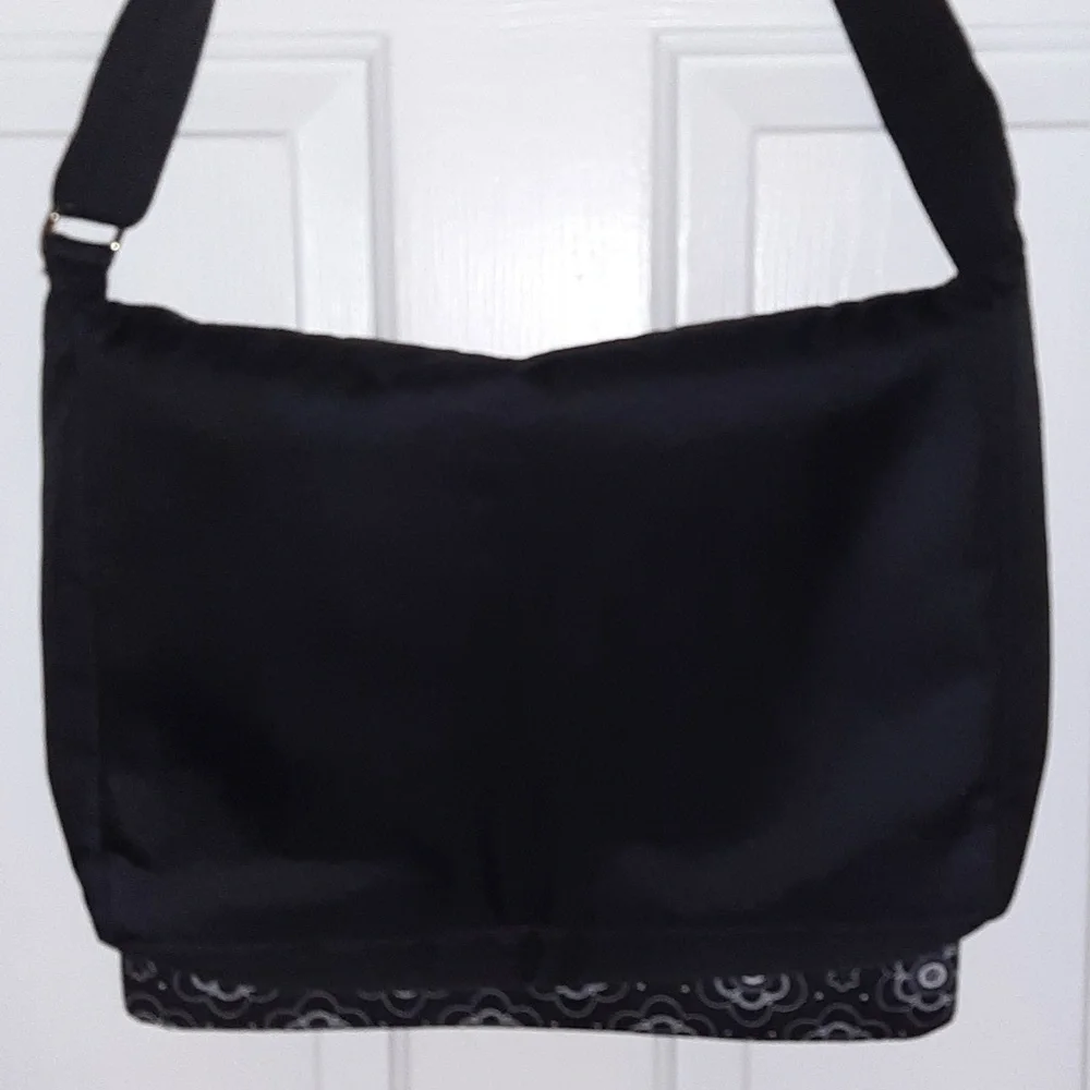💞🛍Thirty-One Messenger Bag with 3 Reversible Flaps🛍💞